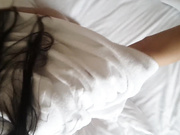 漂亮女友正在和闺蜜打电话硬是把她拉过来吃鸡巴 有对白