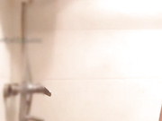 大眼睛女神御姐主播放福利热辣红唇假屌自慰挑逗然后在洗澡直播阴毛旺盛感觉小穴很紧有撸点