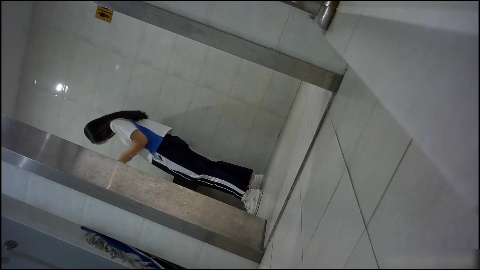 最新流出牛人潜入商场女厕近距离露脸偷牛仔裤高跟美女身材真不错