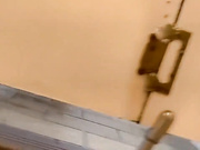 美女在厕所发现自己被偷拍后的真实反应，真实刺激，看的让人忍俊不禁