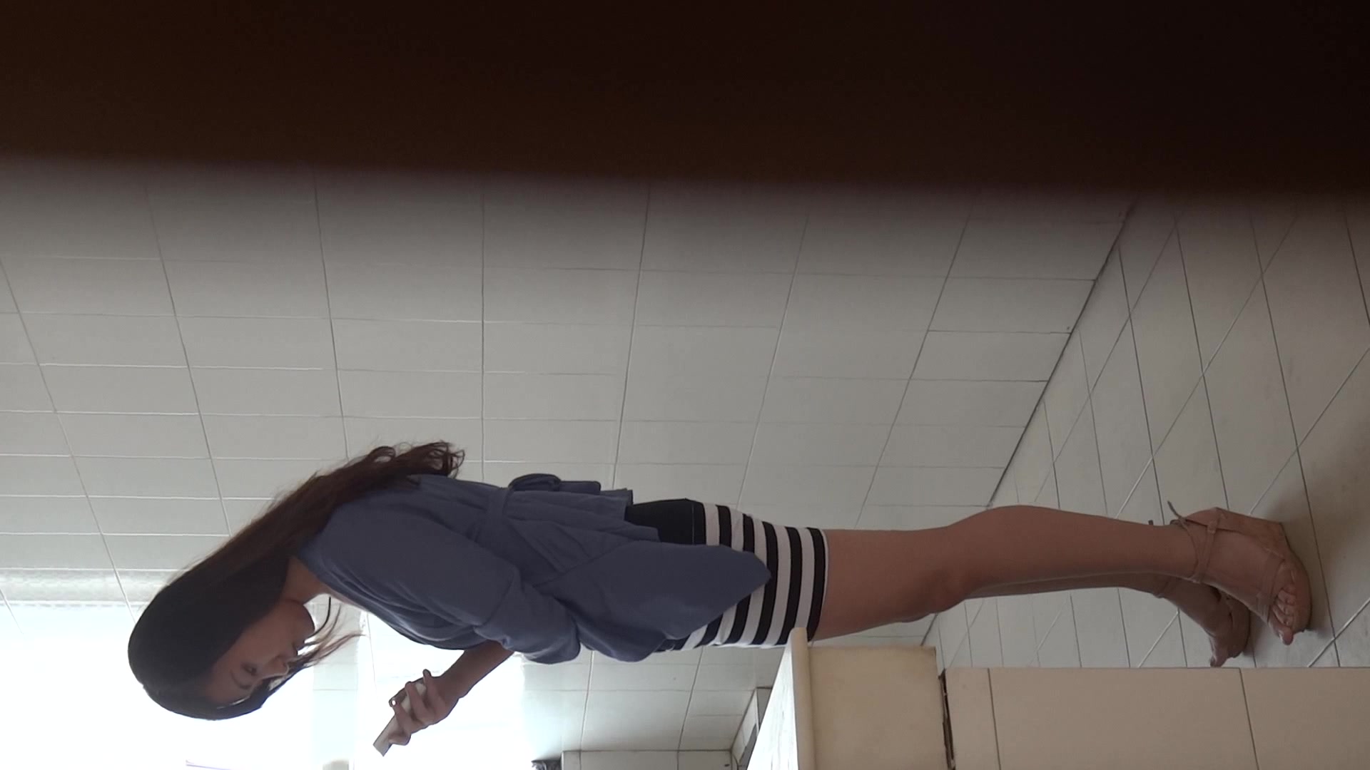 学生MM厕所跟拍系列1 学妹下面流的亮晶晶透明像鼻涕