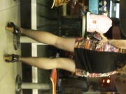 麦当劳里吃着汉堡的一极品黑丝长发美眉，看的老夫都“饿”了