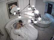 周末休息大学生情侣校外开房外表清纯眼镜妹很有江湖经验与男友探讨说屋里真没有监控嘛那个是啥对白清晰