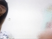 朋友上大学的气质漂亮小表妹吃了几次饭送点礼物就顺利约到宾馆啪啪,没想到特别爱吃鸡鸡,口爆后再猛操,国语!