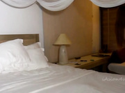 靓仔女神，美女还说白虎鲍鱼逼，靓仔几下就把美女的淫水弄出来了，美女淫叫舒服，草的真淫荡刺激，对白经典刺激