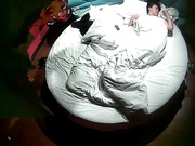 高校附近钟点房偷拍来开房的情侣妹子脱光光等了很久非常生气小哥上来被一顿飞腿