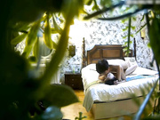 年轻水嫩的漂亮大学美女酒店被鸡鸡粗大的男友抱起来猛操后又趴在屁股上狂干内射,美女受不了呻吟惨叫!