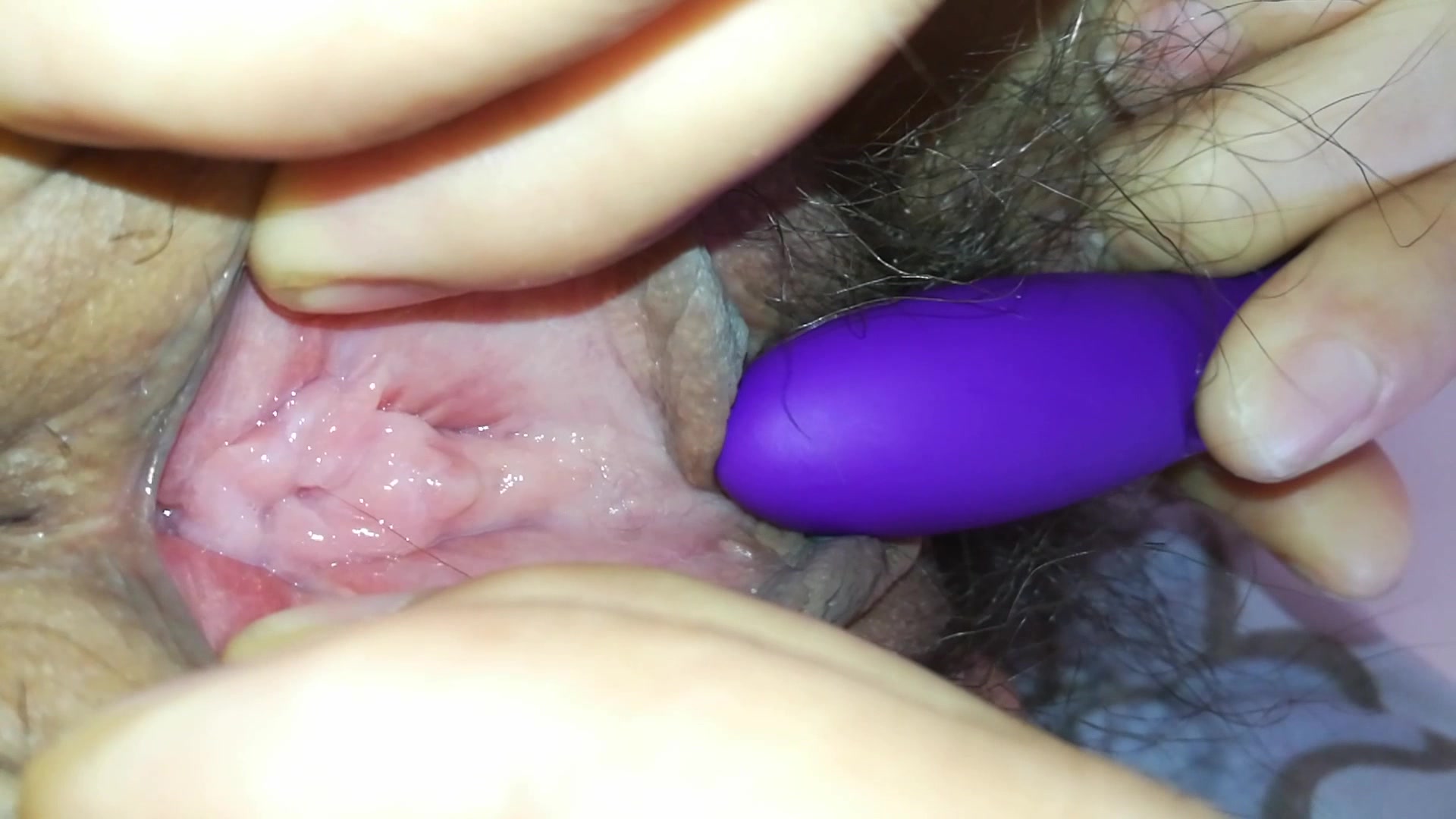 掰开骚逼的骚穴