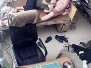 水滴摄像头监控偷拍这姐吃着大鸡巴是在用手机玩自拍么貌似开始就吃到了屌毛