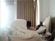 贱男边操逼还边玩电脑，不好好操让我来