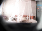 宾馆偷拍娇小漂亮的短裤小美女被貌似1米9以上的男友爆插,射完又干,个子太高美女翘着屁股男的还没发操