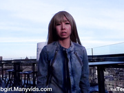 迪卡侬女主角中日混血妹在楼顶户外餐厅自慰喷水桌角当道具5指捅肛