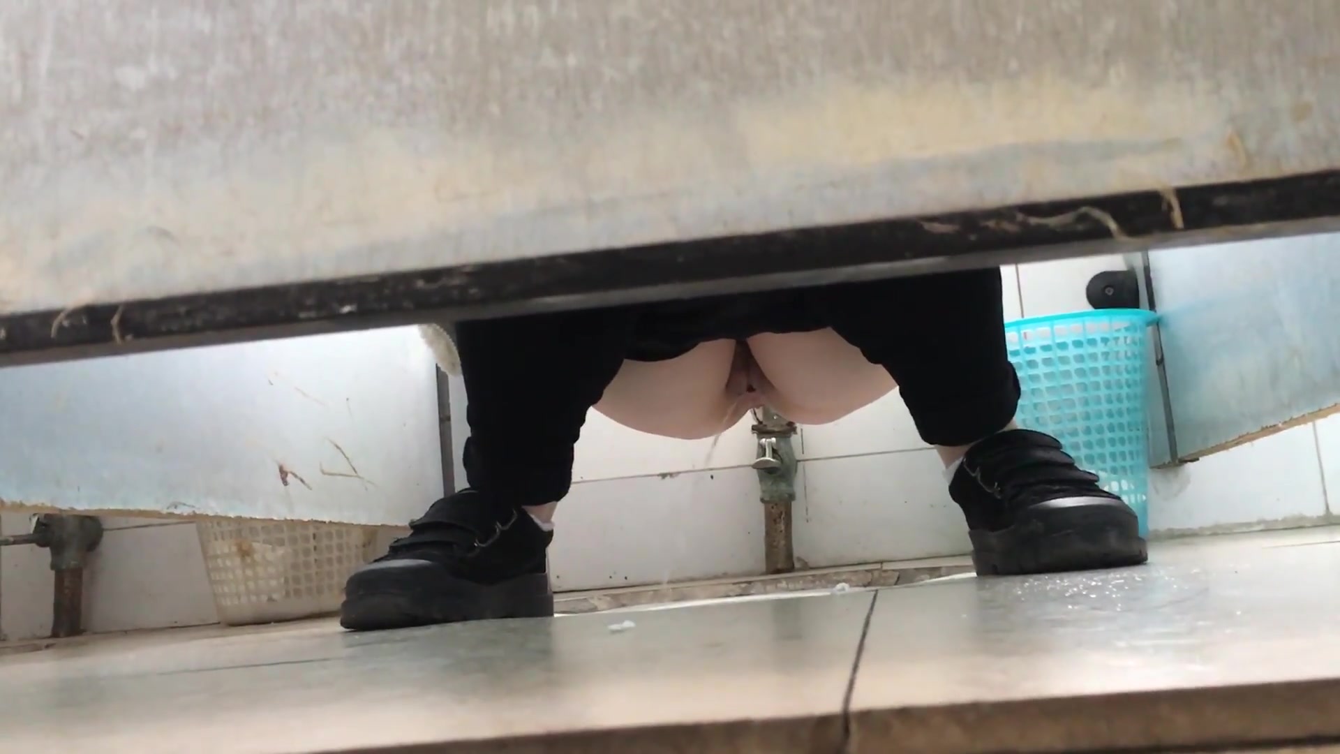 某大学厕拍系列 高挑的妹子下面天生无毛，粉粉嫩嫩一看就是未开发的处女地