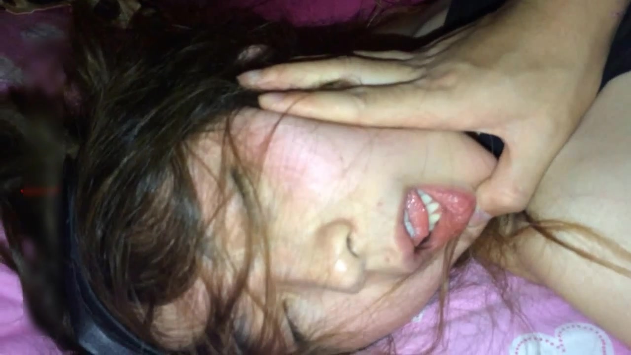 大变态模仿岛国动作片把涉世未深的苗条美女大学生用烈性酒灌醉呼呼大睡换上不同衣服玩弄啪啪啪720P高清