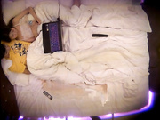 精品酒店上帝视角偷拍年轻小美眉和男友开房啪啪前先穿上球衣摆拍一番