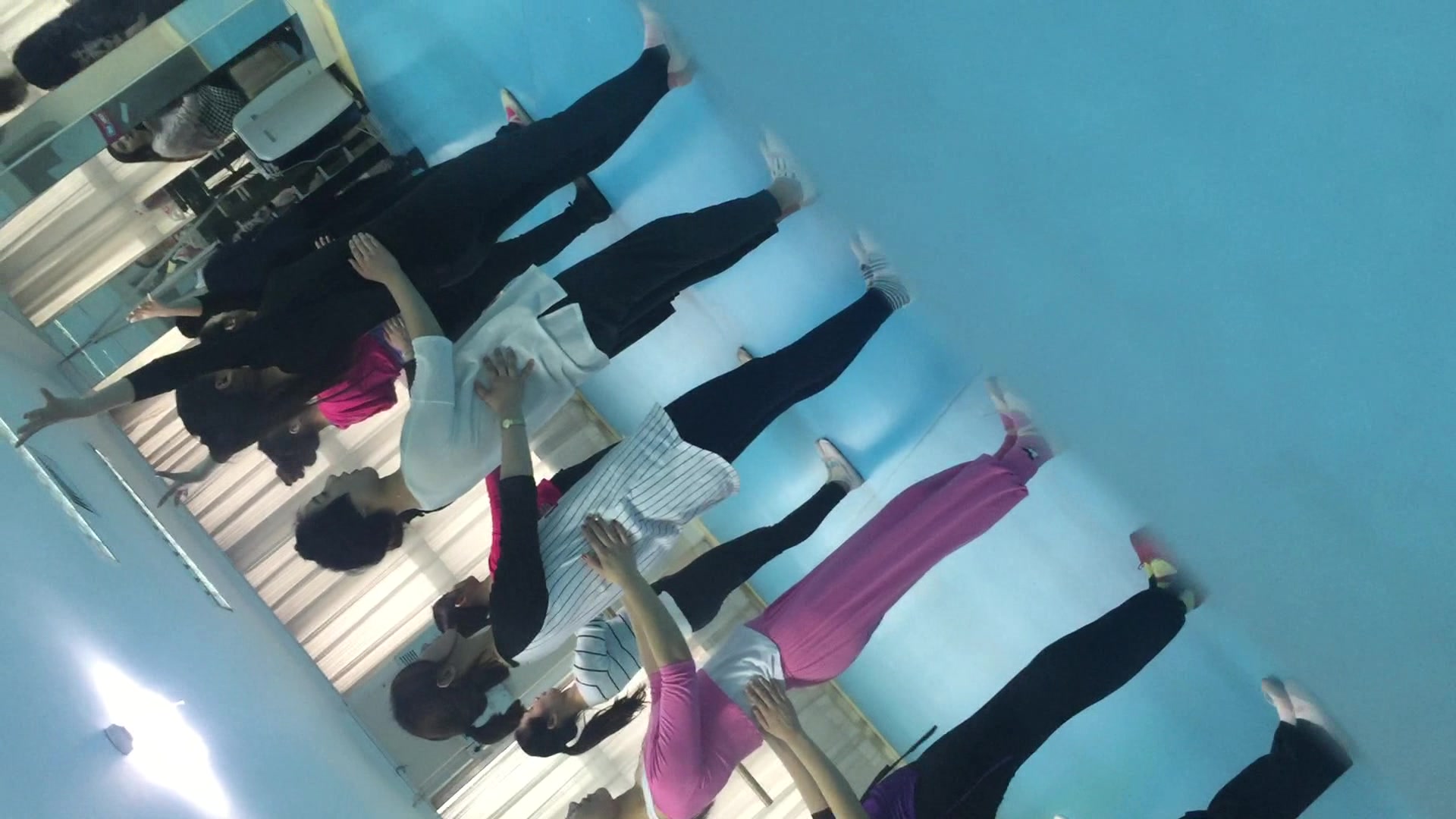 国内牛人潜入艺校舞蹈培训班更衣室偷拍妹子更衣运气非常好还拍到妹子嘘嘘