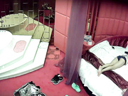 七夕情人节偷拍！样子很挫的肥哥也操到一个长发小女友 扛起双腿爆操好像无套内射妹子说老公你好厉害啊