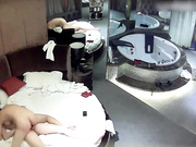 胸脯很大很诱人的美女大学生美眉被性经验丰富的男友用道具玩的舒服死了兴奋啪啪啪男上女上变换干的很快活