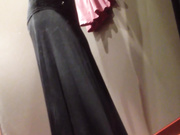 试衣间暗藏摄像头偷拍黑丝长裙女神换衣服还臭美拿手机自拍两张