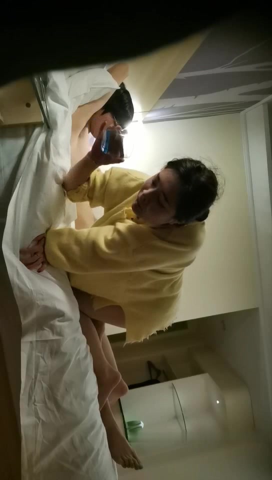 眼镜小哥找了个黄衣少妇直播服务 口交舔背舔菊看着非常诱人 很是诱惑喜欢不要错过