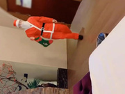 声音甜美的高颜值女神圣诞节收到礼物后被圣诞老人用鸡巴后入口爆射嘴里