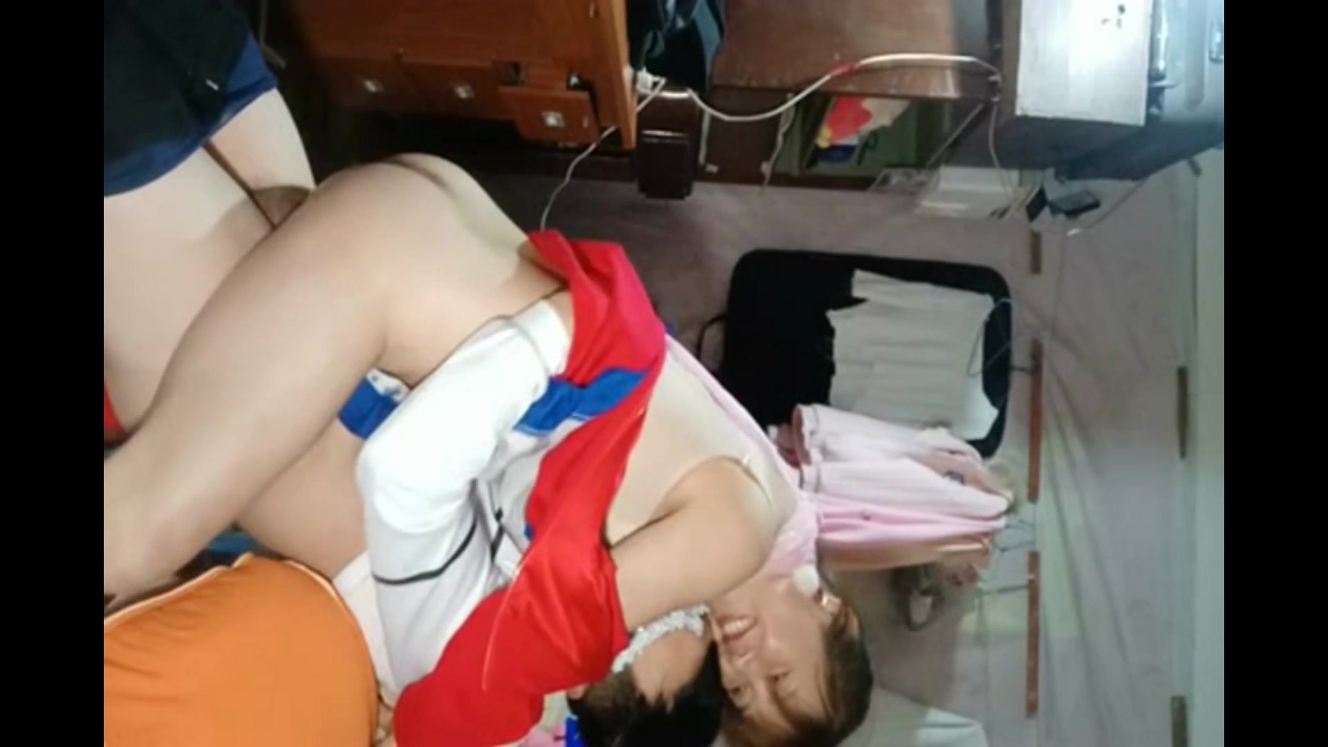 剧情演绎大哥不在家到嫂子家里玩一玩打扮妖艳的嫂子正在做饭直接挑逗啪啪啪厨房操到卧室叫声给力