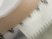 把昏昏欲睡的小女友摇醒插入，射完还要体贴的擦干净