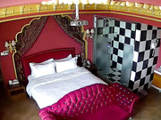 十个眼镜九个骚精品酒店欧式豪华房偷拍眼镜少妇一边玩微信一边和情人啪啪性欲强连续干了几次