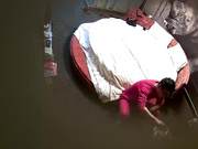 师范学院一对眼镜情侣开房亲热外表看起文艺保守内心热情似火开始妹子装矜持搞几下就变得主动换了几个姿势