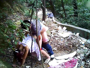 小树林野战系列颜值还不错的连衣裙小姐在这么恶劣的环境下居然玩了几个经典的招式哥的几十块花的太值了