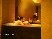 刘经理偷情好又多商场周大福珠宝专柜少妇服务员宾馆开房鸳鸯浴啪啪