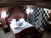 情趣酒店美式大床偷拍出差和女同事激情搞完一炮玩穴梅开二度穿上内衣干