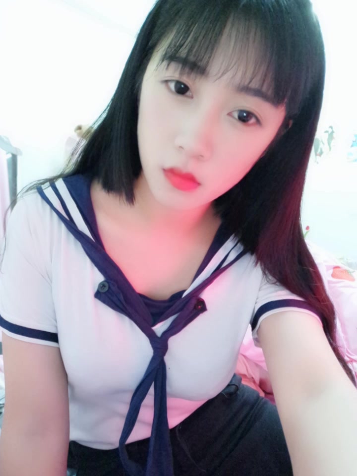 清纯姐姐为人不知的一面，穿上校服淫荡滴喊着好想要，人家下面发烫热热的水流出来了，好想要 嗯~啊~嗯