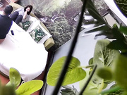 胸大貌美的气质美女酒店被又胖鸡鸡又短的胖男刚操一会就干不动了,美女有点不高兴了叉开双腿还要他接着干!