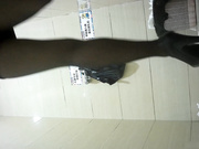 最新流出云上高清系列商场女厕全景牛仔裤妹子的内裤图案很养眼