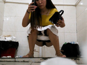 全景定点某大学职业培训机构公共蹲厕偸拍多位年轻大学生姑娘方便尿完也像男生一样抖一抖