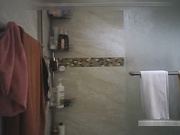 色房东低价租房给漂亮美眉浴室偷放摄像头偷窥人家洗澡这妹子下面毛不是一般多性欲一定很强