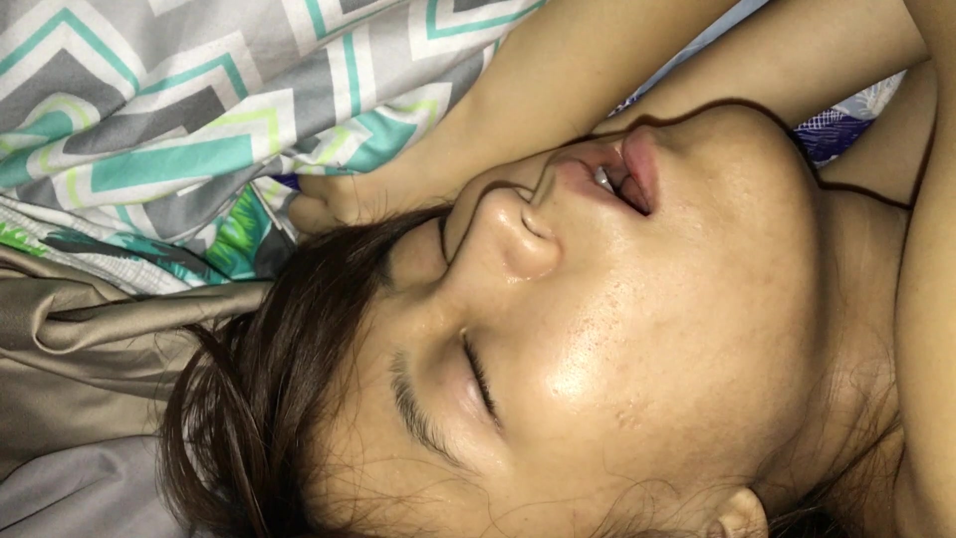 【百度雲盤不慎泄密】灌醉MJ公司來自不同推銷部門的4個銷售人員 身材棒顏值高插入肉穴絕對刺激 1080P高清原版(附圖)