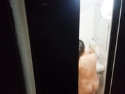 偷拍楼下少妇澡奶子真好看……