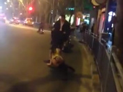 南京神秘女子当街脱光纠缠路人 奶子真大