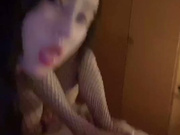 妖艳妩媚TS妖月小姐和闺蜜 伺候屌爷，两根妖鸡巴轮流塞直男嘴里做抽插运动，宝贝 我的鸡巴都不硬了，你的逼逼好紧