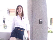 中文字幕 第一天上班的美女白领就被操了，妹子颜值身材很诱惑抱着丝袜大长腿进出逼穴就猛干享受啊