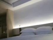 探花中的花蕊颜值不错背带裤妹子，舔弄口交上位骑乘抠逼猛操呻吟_ev