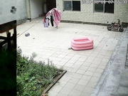 八月最新流出農家小院攝像頭破解拍攝到的喜歡不穿衣服出來收衣服的少婦全裸推電動車的 樣子搞笑 原版高清