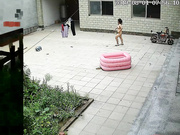 八月最新流出農家小院攝像頭破解拍攝到的喜歡不穿衣服出來收衣服的少婦全裸推電動車的 樣子搞笑 原版高清