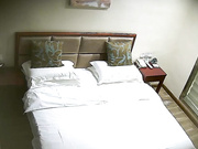 賓館鐘點房拍攝到的猥瑣帥氣小夥與情人開房愛愛 主動張開雙腿給操足足幹了好幾炮 直接累趴下了～720P高清