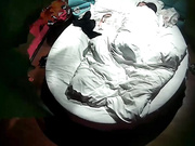 賓館鐘點房拍攝到的一對小情侶開房愛愛 貌似脫光衣服等了很久也沒有玩很生氣的樣子 露臉高清