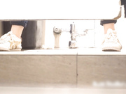 國內廁拍大神購物商城公共女廁拍攝到的美女和閨蜜一起如廁 貌似逼逼被操多得黑了 1080P高清