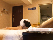 有钱的大爷酒店叫了一个极品外围女换上黑丝穿上情趣制服嘿咻嘿咻