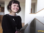 Yhivi展示钢琴技巧然后被暴操并射了一脸